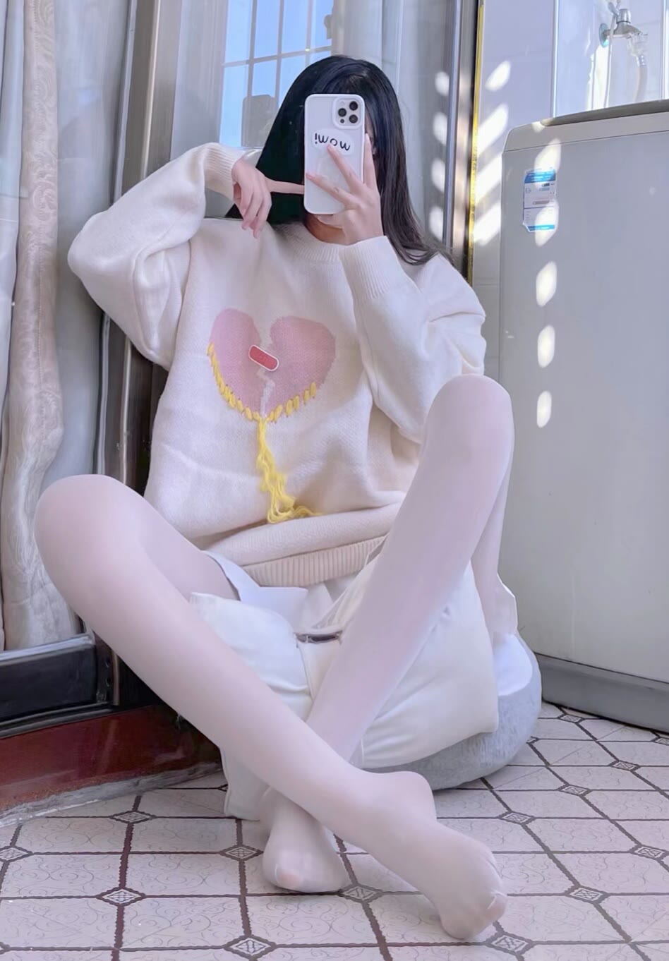 在角落的白丝超短裙大长腿小萝莉-希音出海