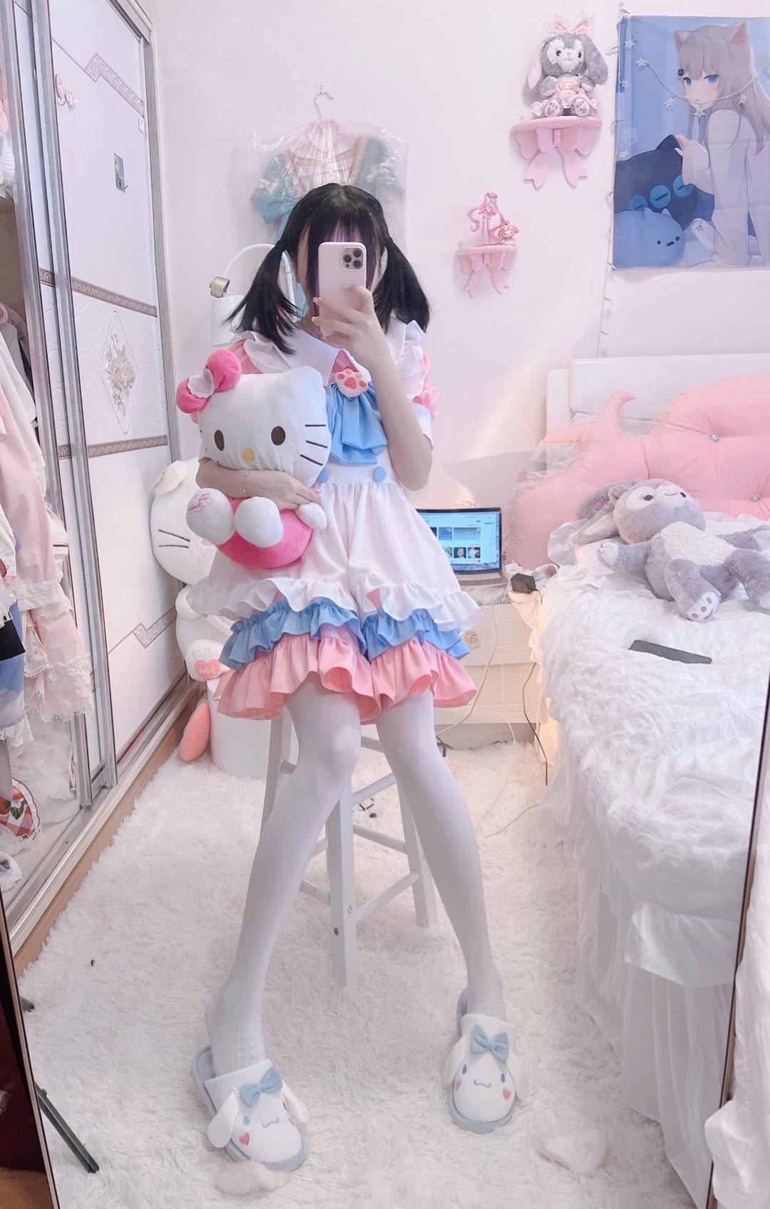 在房间拍照的超可爱白丝双马尾小萝莉-希音出海