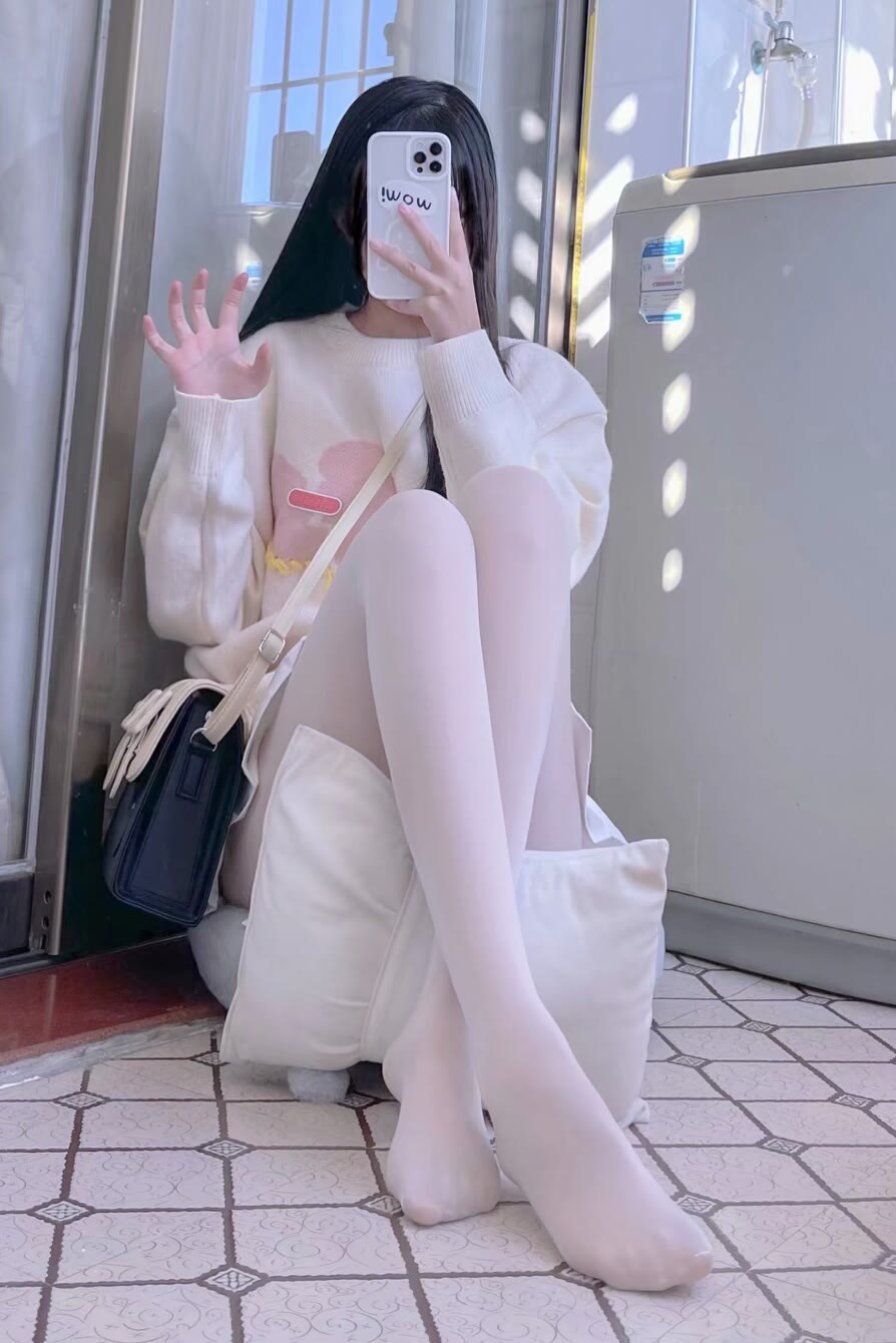 在角落的白丝超短裙大长腿小萝莉-希音出海