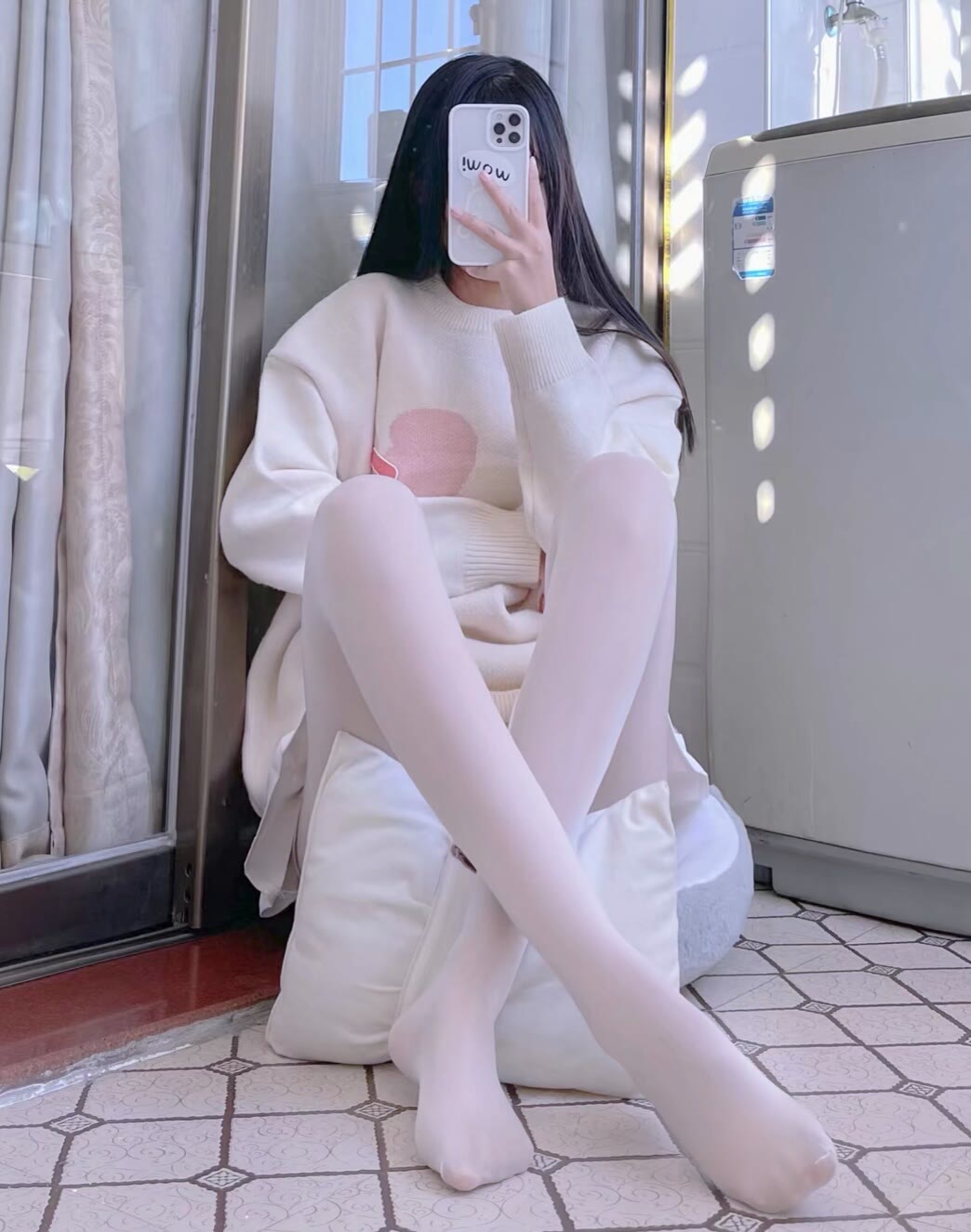 在角落的白丝超短裙大长腿小萝莉-希音出海