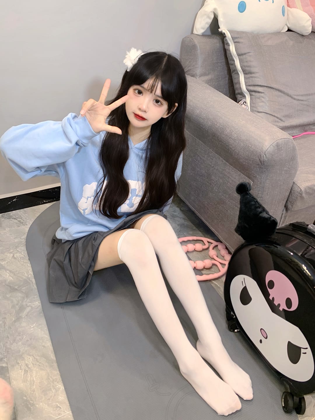 喜欢撸狗狗的白丝超白嫩的小萝莉-希音出海