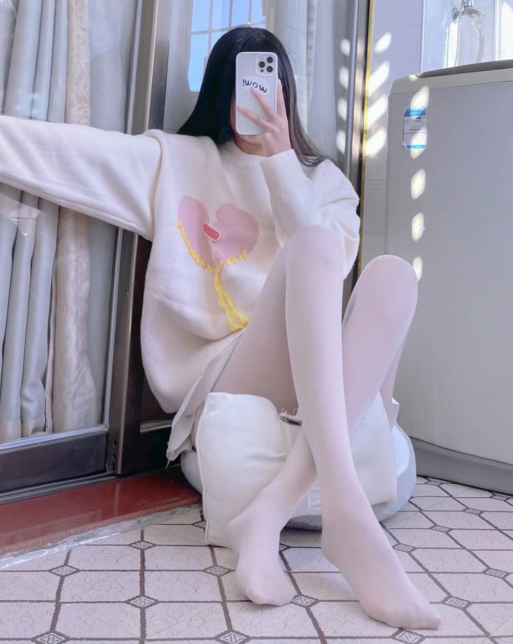 在角落的白丝超短裙大长腿小萝莉-希音出海